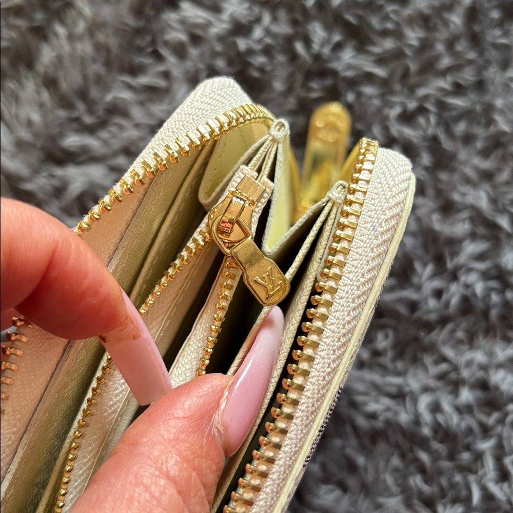 Louis Vuitton Damier Azur Zippy Wallet - Picture 8 of 9